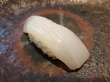 une photo de Seiche dorée sushi