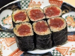 A photo of tekka maki sushi
