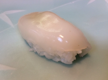 une photo de Seiche dorée juvénile sushi