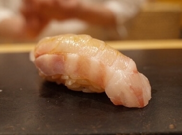 une photo de Mérou bagnard sushi