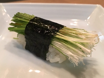 une photo de Jeunes pousses d'oignons verts sushi