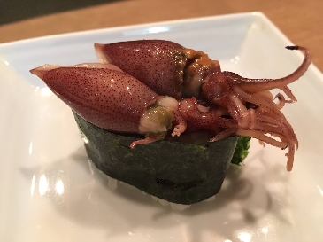 une photo de Calmar luciole sushi