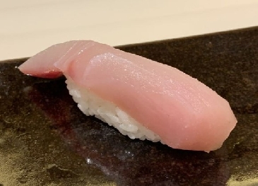 une photo de Sériole juvénile du Japon sushi