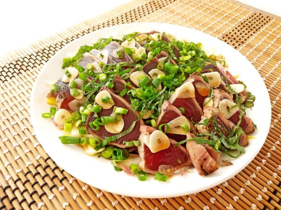 A photo of katsuo tataki